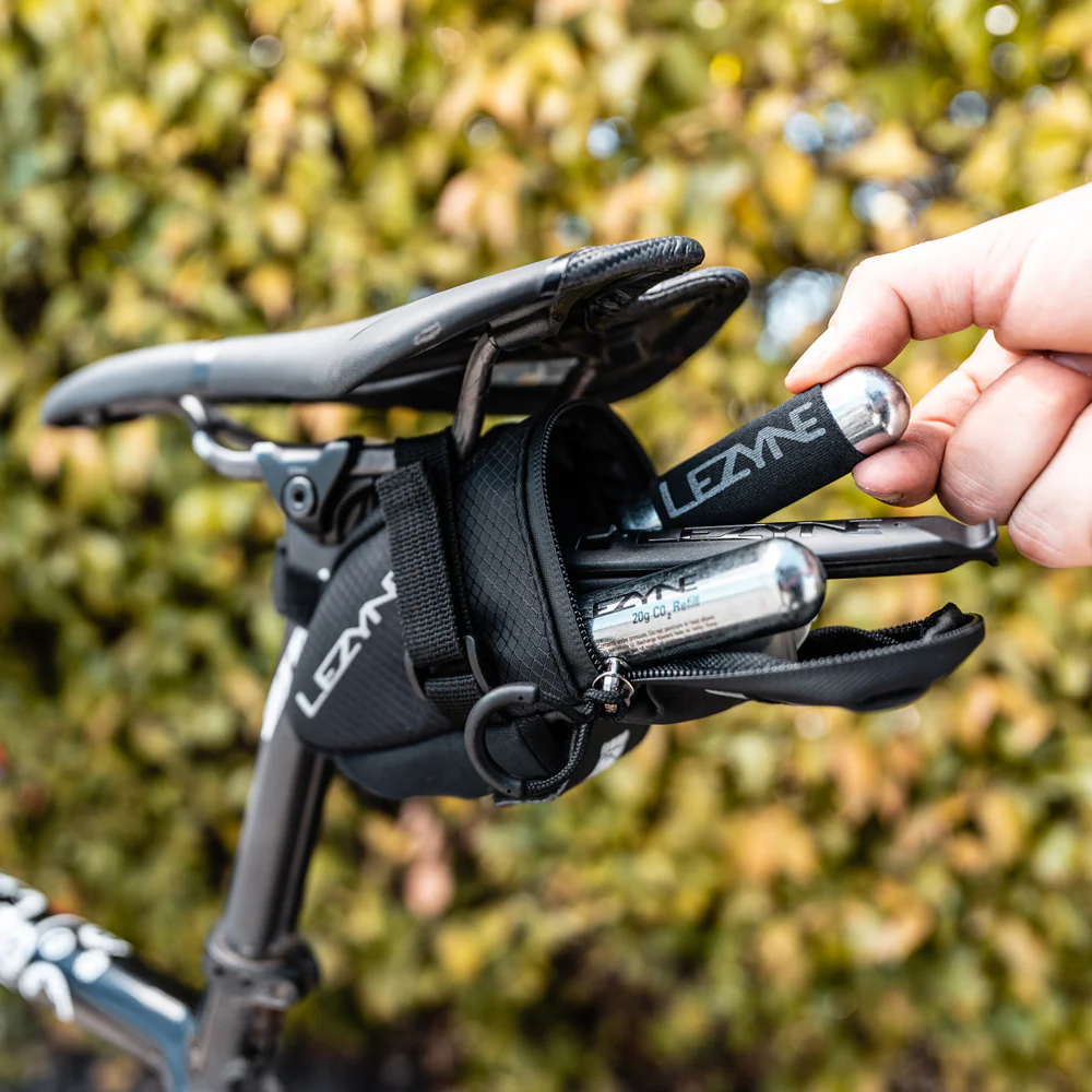 Kit de pană bicicletă (Lezyne + Decathlon) – review: setup simplu, rapid și curat pentru șosea/gravel