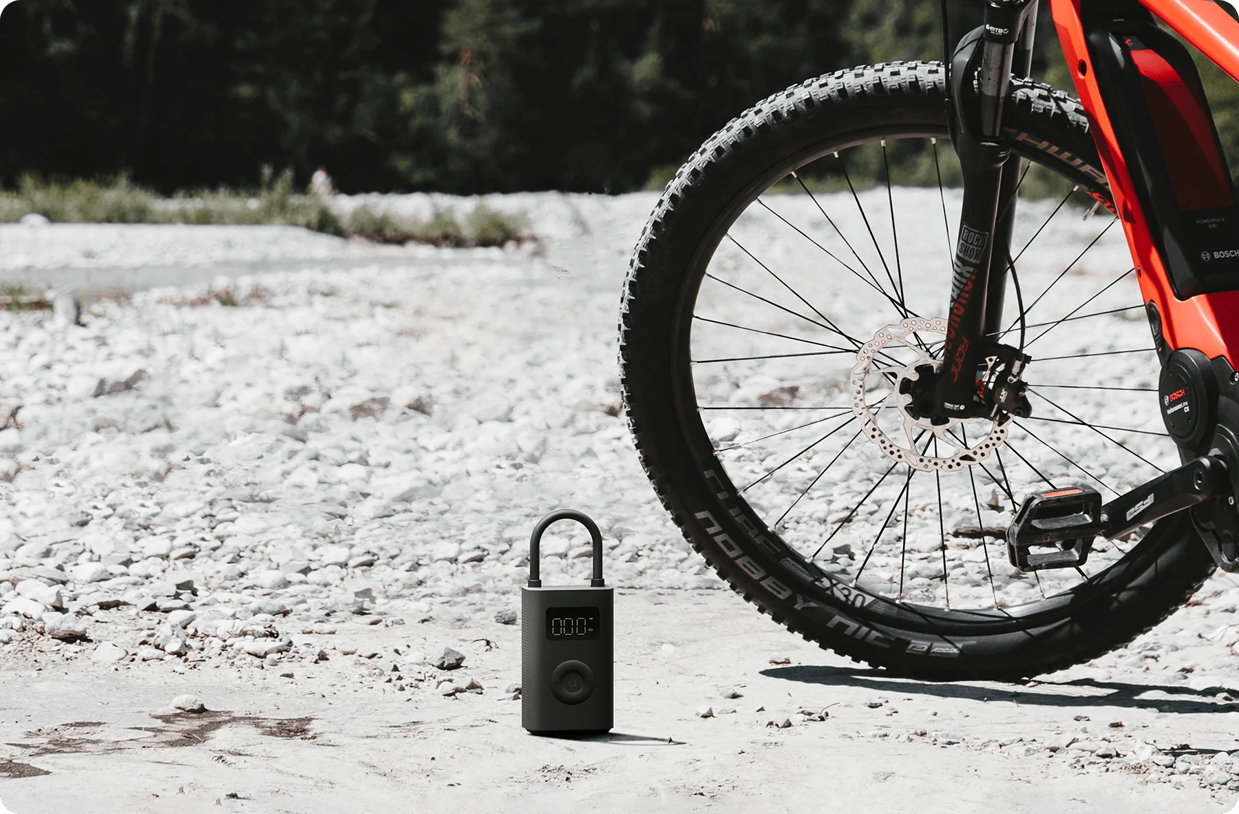 Review: Xiaomi Portable Electric Air Compressor 2 – pompa electrică portabilă care îți salvează turele și timpul