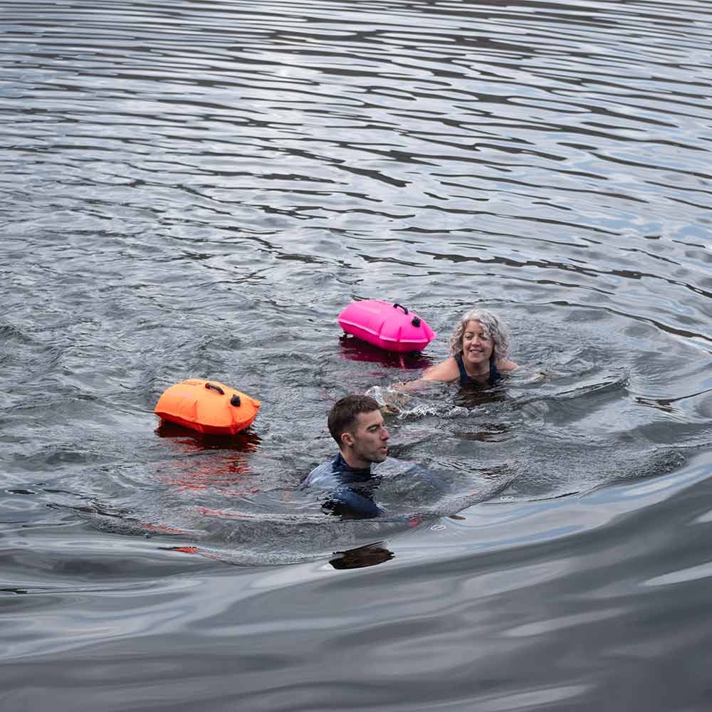 ZONE3 Recycled Safety Buoy / Dry Bag 28L – review: siguranță + storage real la open water